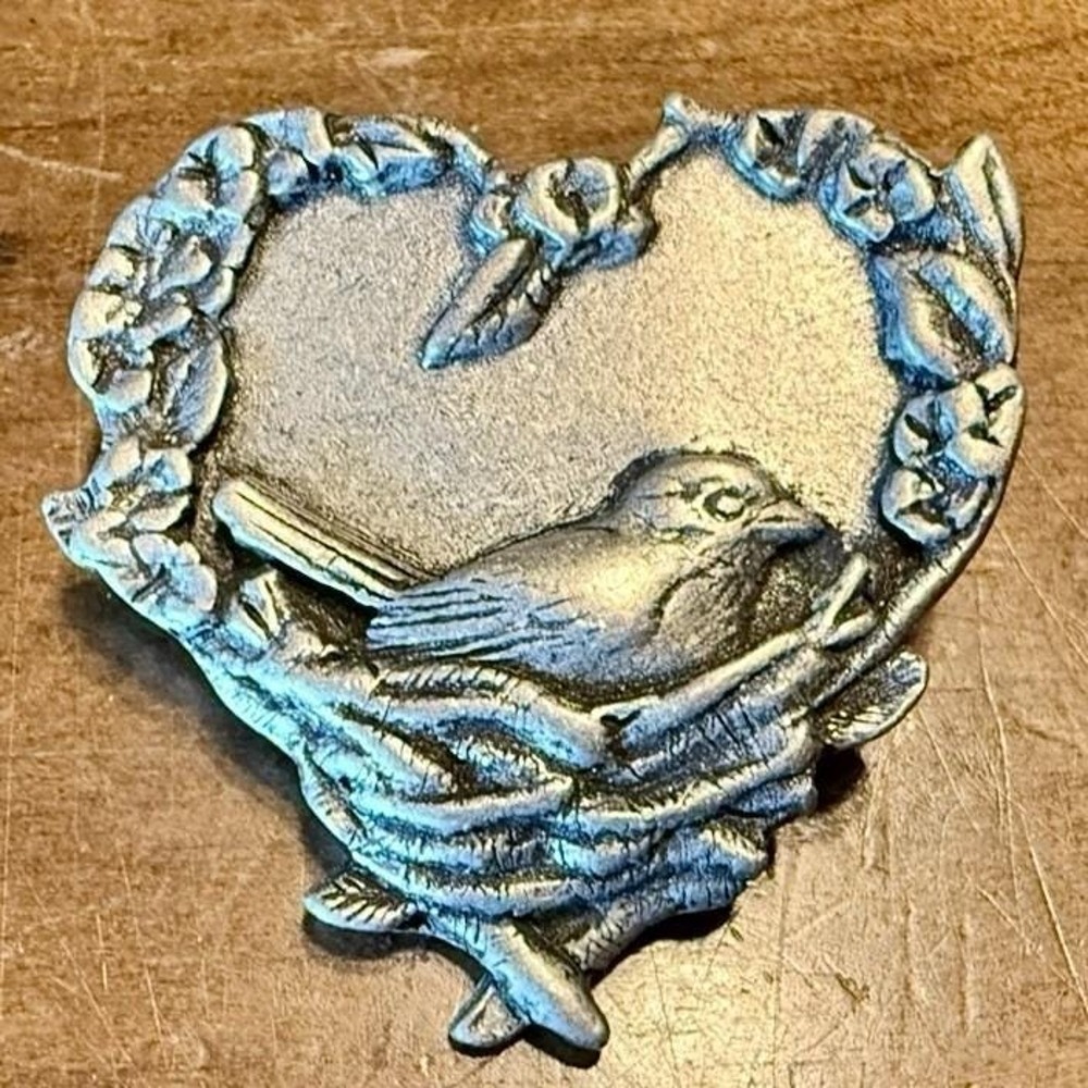 VTG Birds Blooms 2004 Brooch Pewter Lapel Pin Heart Bird‎ Floral Nest Grannycore